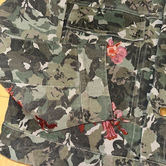 Anthropologie Pilcro Embroidered Jean Jacket Floral/ Camo, Med, PG1493 - Picture 7 of 9